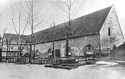 Die Ständische Reitschule auf der Promenade kurz vor dem Abbruch im Jahr 1907.